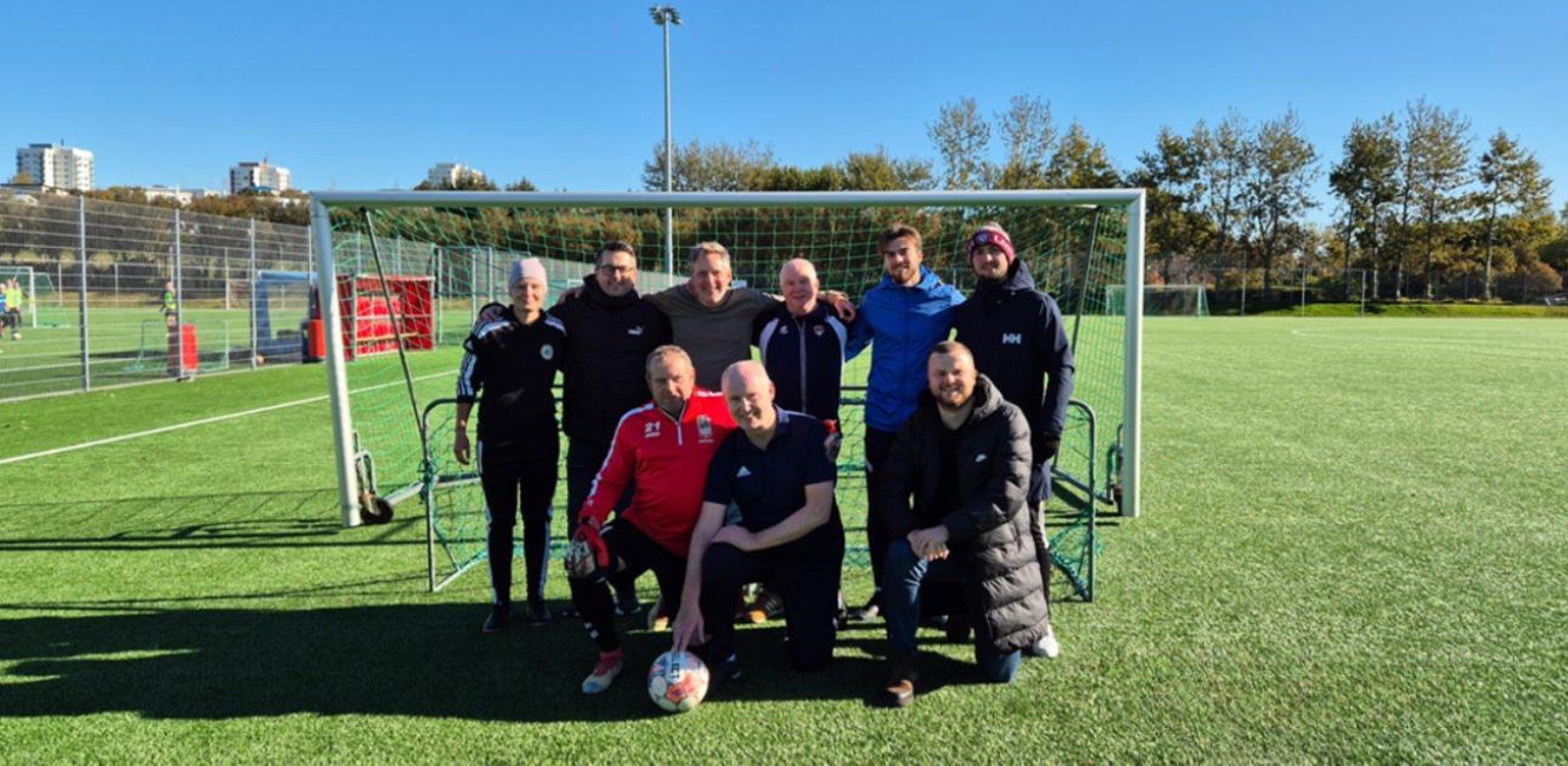 Futbola laukums, vārti un sportisti