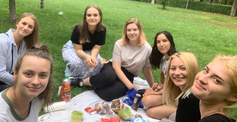 septiņas studentes pikniko parkā