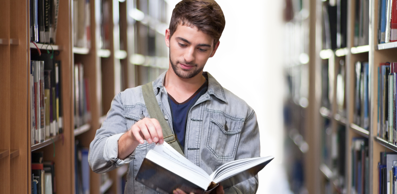 Students universitātes bibliotēkā